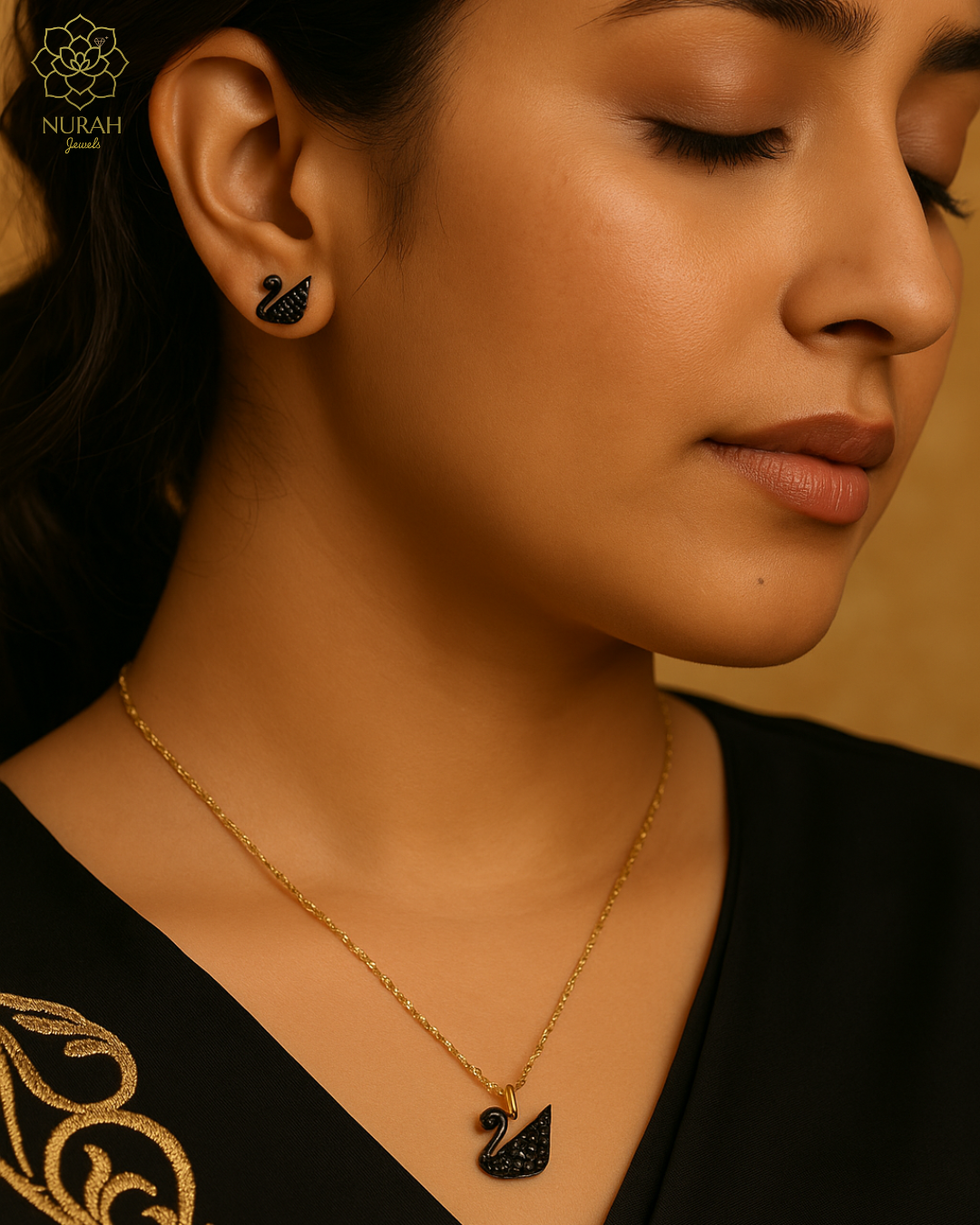 Black Swan Pendant Set