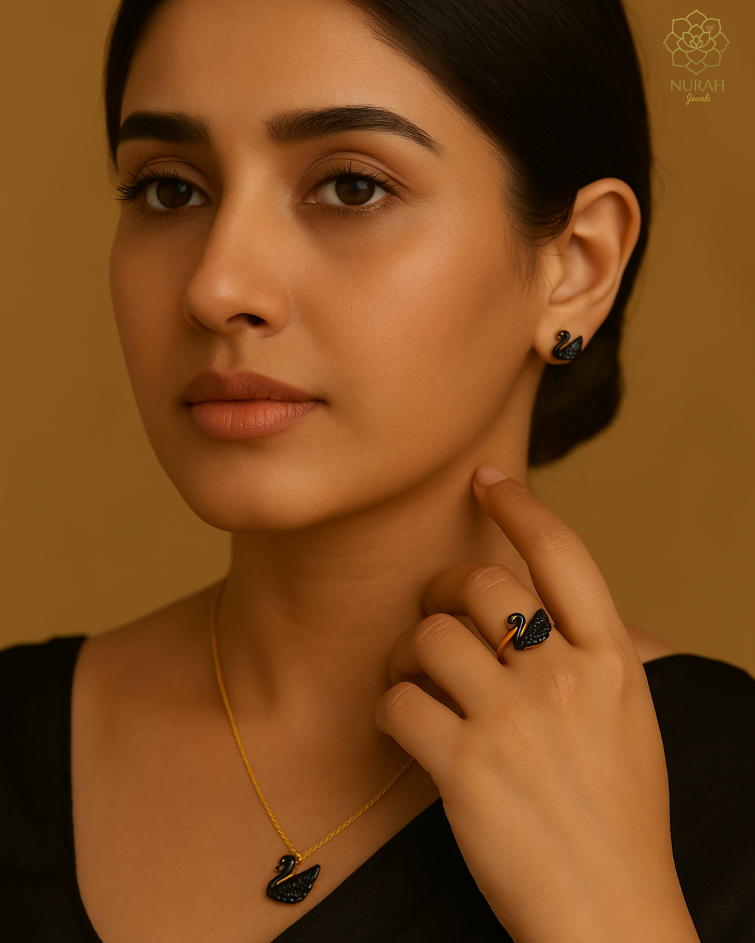 Black Swan Pendant Set